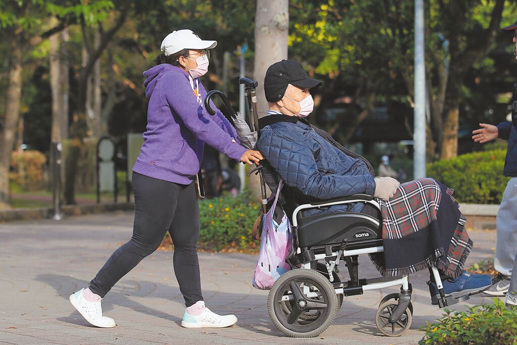 民怨：請個看護移工 為何這麼難，80歲免巴氏量表遲未實施